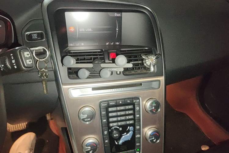 Used Volvo XC60 2017 T5 Smart Upgrade Edition Audio And AC Panel