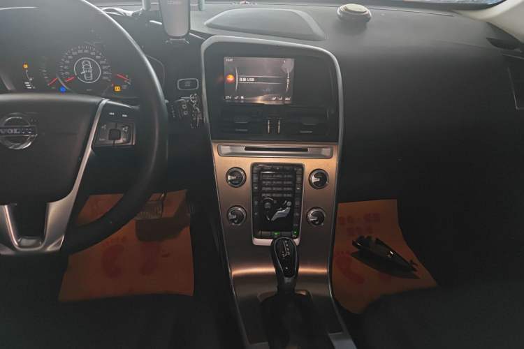 Used Volvo XC60 2017 T5 Smart Upgrade Edition Audio And AC Panel