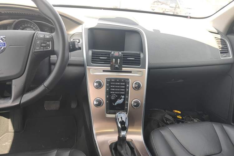 Used Volvo XC60 2017 T5 Smart Upgrade Edition Audio And AC Panel