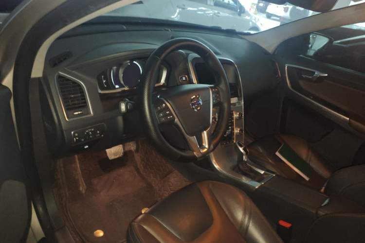 Used Volvo XC60 2017 T5 AWD Smart Upgrade Edition Center Console