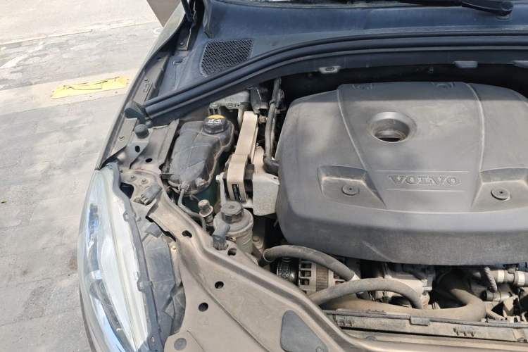 Used Volvo XC60 2017 T5 Smart Upgrade Edition Engine Bay Right