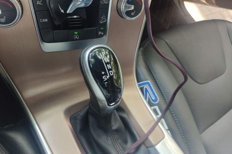 Used Volvo XC60 2017 T5 AWD Smart Upgrade Edition Gear Lever