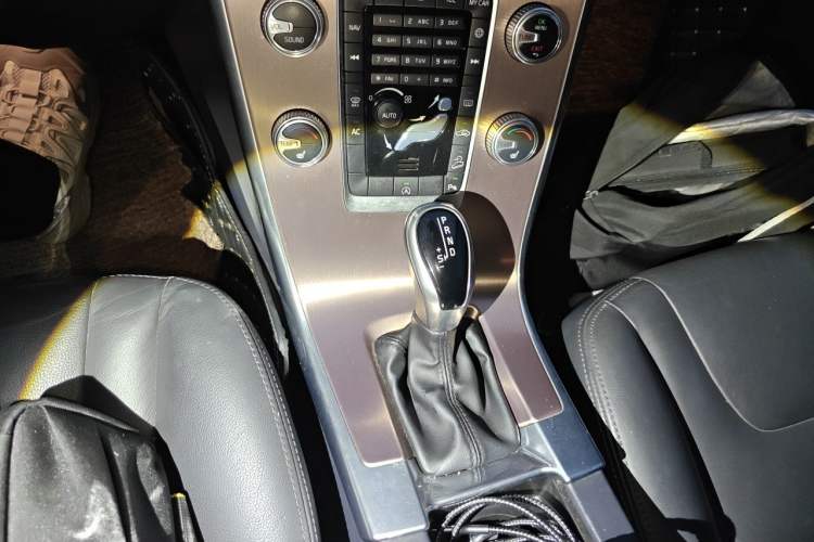 Used Volvo XC60 2017 T5 AWD Smart Upgrade Edition Gear Lever