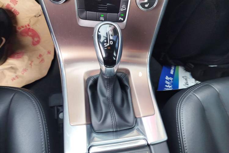 Used Volvo XC60 2017 T5 AWD Smart Upgrade Edition Gear Lever
