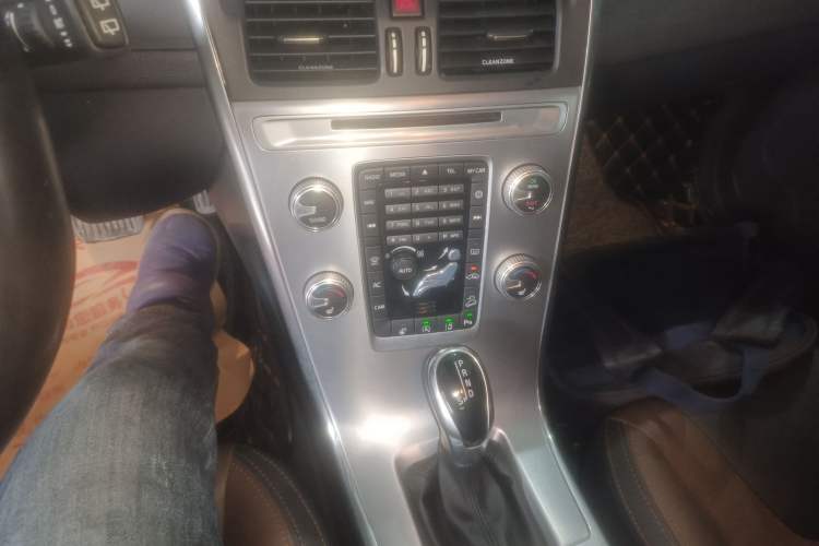 Used Volvo XC60 2017 T5 AWD Smart Upgrade Edition Gear Lever