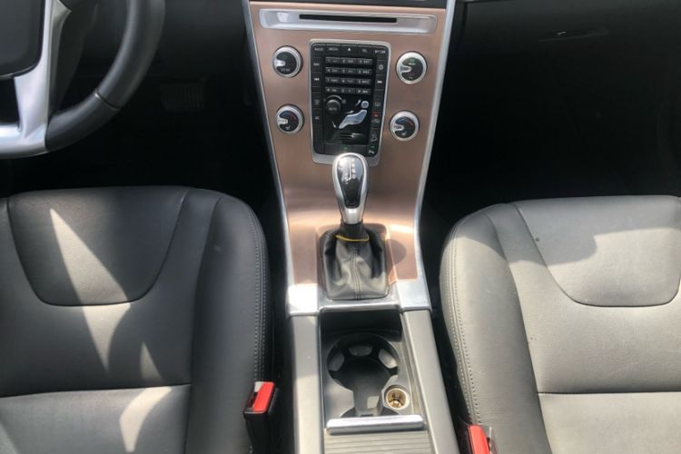 Used Volvo XC60 2017 T5 AWD Smart Upgrade Edition Gear Lever