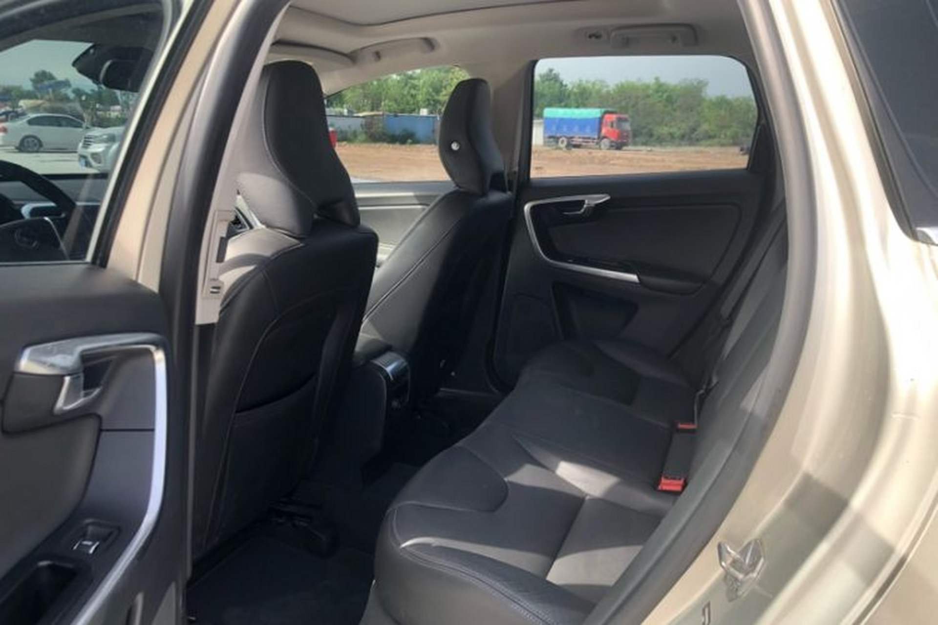 Used Volvo XC60 2017 T5 AWD Smart Upgrade Edition Interior 2
