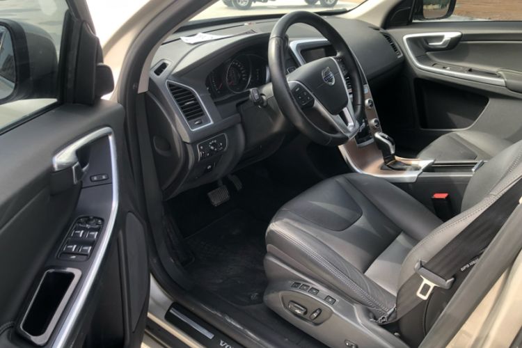 Used Volvo XC60 2017 T5 AWD Smart Upgrade Edition Interior 3