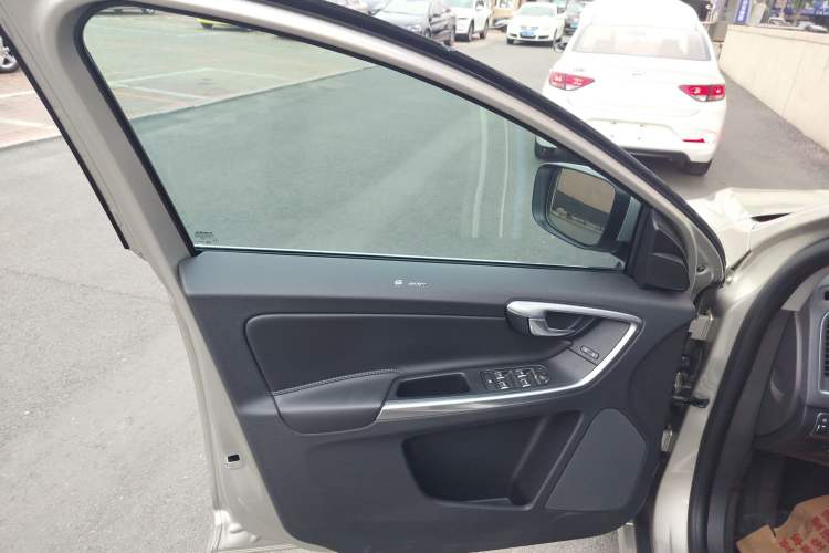 Used Volvo XC60 2017 T5 AWD Smart Upgrade Edition Left Front Door Interior