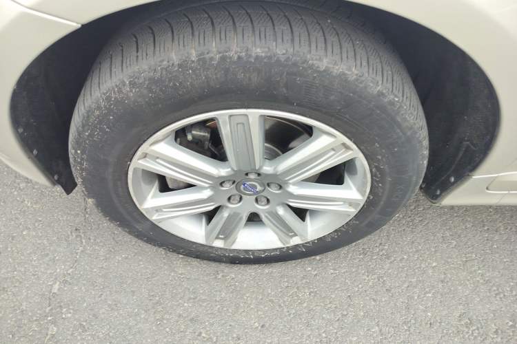 Used Volvo XC60 2017 T5 AWD Smart Upgrade Edition Left Front Wheel Hub