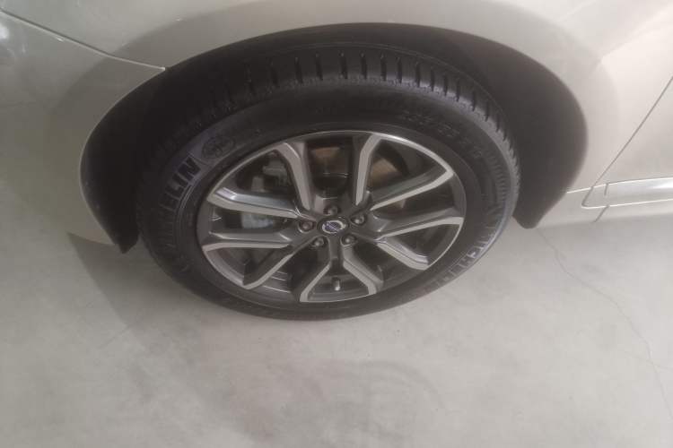 Used Volvo XC60 2017 T5 AWD Smart Upgrade Edition Left Front Wheel Hub