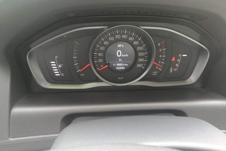 Used Volvo XC60 2017 T5 Smart Upgrade Edition Odometer Close Up