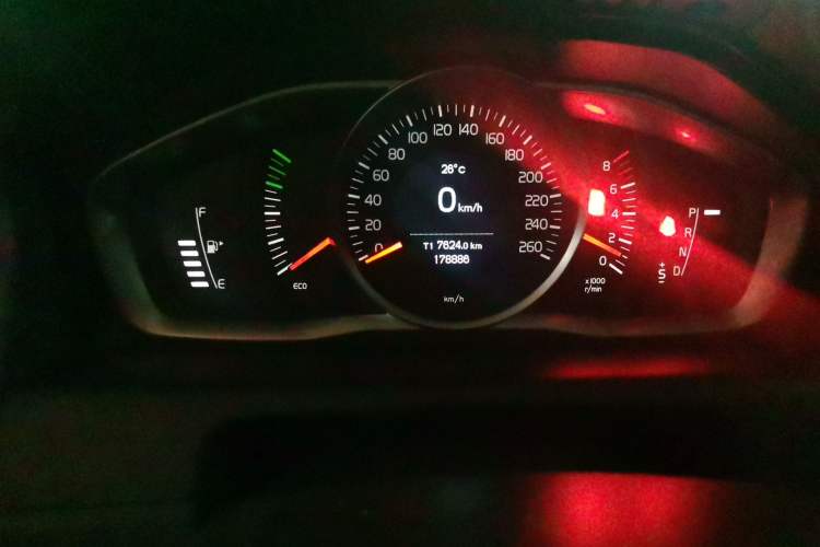 Used Volvo XC60 2017 T5 Smart Upgrade Edition Odometer Close Up