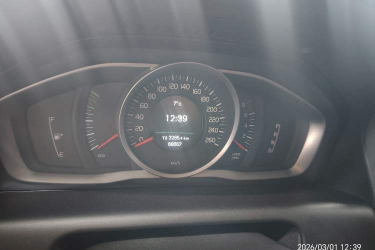 Used Volvo XC60 2017 T5 Smart Upgrade Edition Odometer Close Up