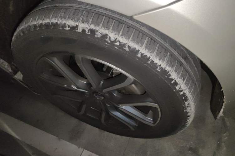 Used Volvo XC60 2017 T5 AWD Smart Upgrade Edition Right Front Wheel Hub
