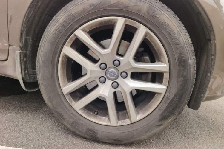 Used Volvo XC60 2017 T5 Smart Upgrade Edition Right Front Wheel Hub