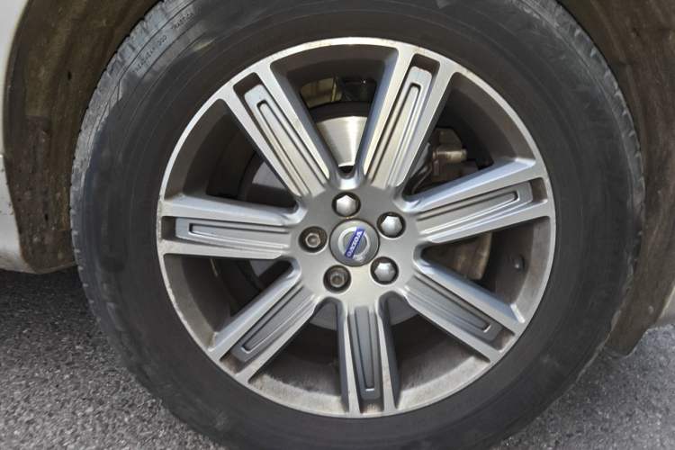 Used Volvo XC60 2017 T5 AWD Smart Upgrade Edition Right Front Wheel Hub