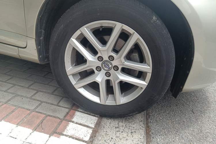 Used Volvo XC60 2017 T5 Smart Upgrade Edition Right Front Wheel Hub