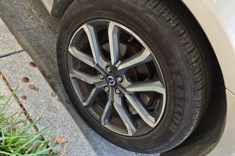 Used Volvo XC60 2017 T5 AWD Smart Upgrade Edition Right Front Wheel Hub