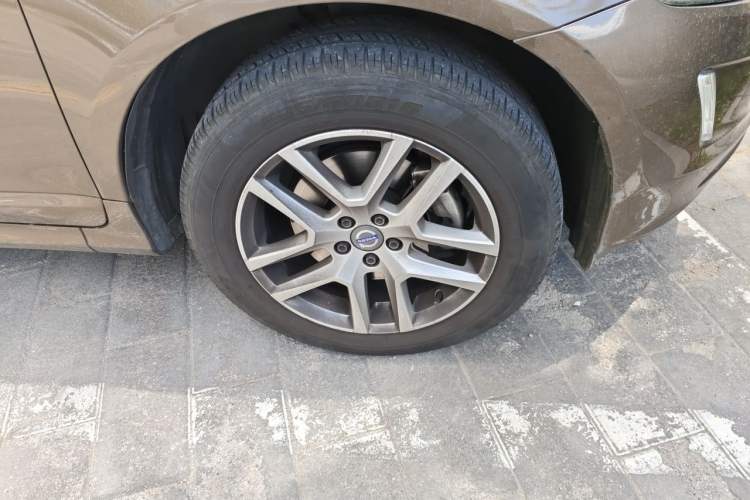 Used Volvo XC60 2017 T5 Smart Upgrade Edition Right Front Wheel Hub