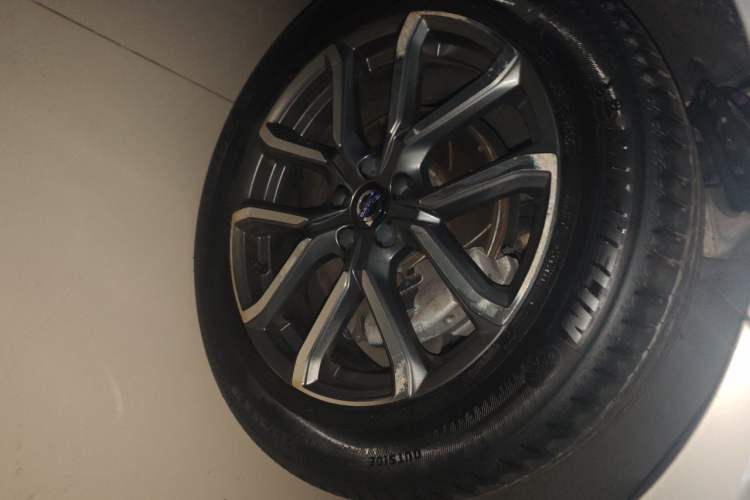 Used Volvo XC60 2017 T5 AWD Smart Upgrade Edition Right Front Wheel Hub