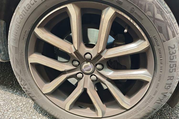 Used Volvo XC60 2017 T5 AWD Smart Upgrade Edition Right Front Wheel Hub