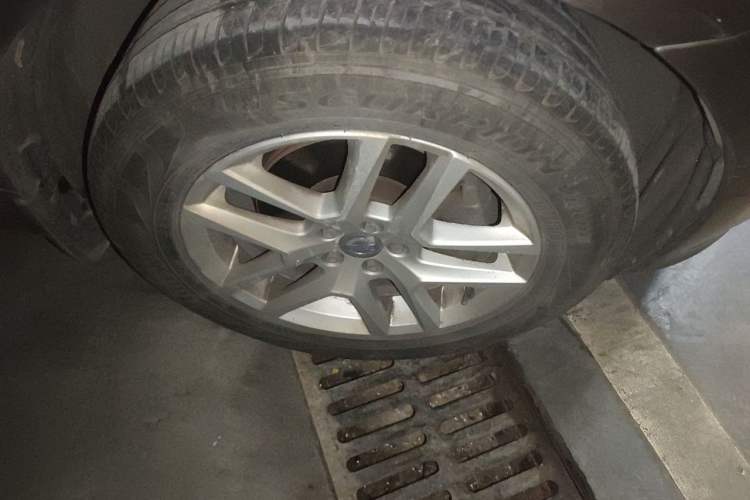 Used Volvo XC60 2017 T5 Smart Upgrade Edition Right Front Wheel Hub