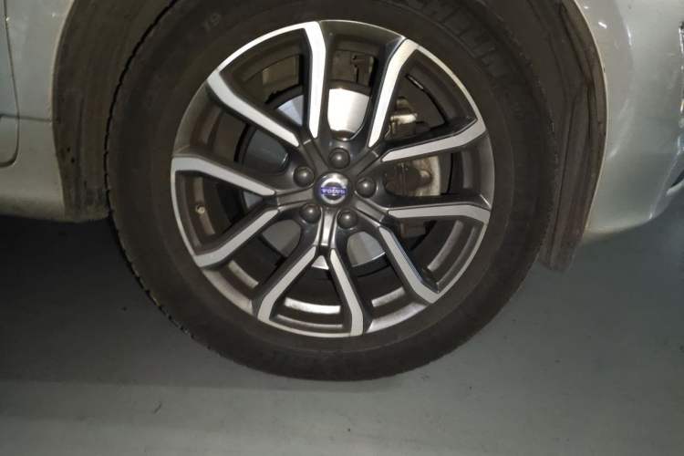 Used Volvo XC60 2017 T5 AWD Smart Drive Edition Right Front Wheel Hub