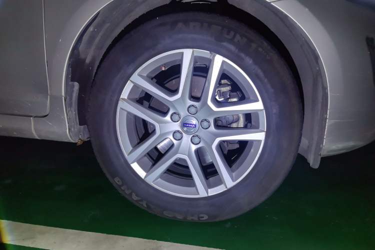 Used Volvo XC60 2017 T5 Smart Upgrade Edition Right Front Wheel Hub