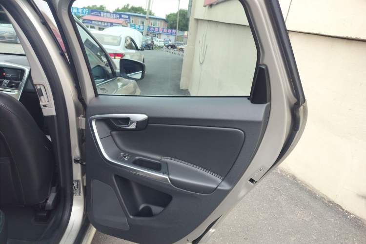Used Volvo XC60 2017 T5 AWD Smart Upgrade Edition Right Rear Door Interior