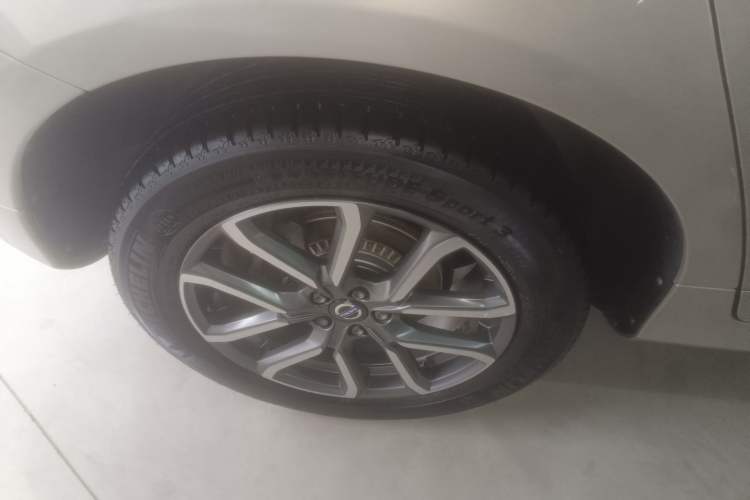 Used Volvo XC60 2017 T5 AWD Smart Upgrade Edition Right Rear Wheel Hub