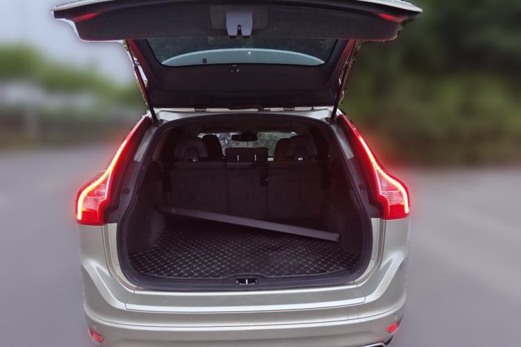 Used Volvo XC60 2017 T5 AWD Smart Upgrade Edition Trunk