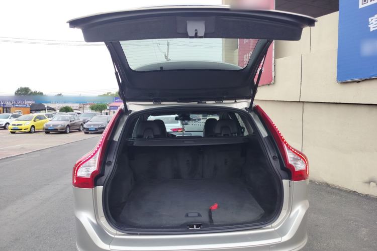 Used Volvo XC60 2017 T5 AWD Smart Upgrade Edition Trunk