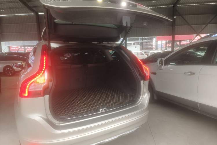 Used Volvo XC60 2017 T5 AWD Smart Upgrade Edition Trunk