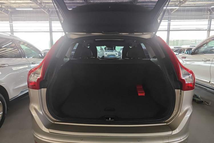 Used Volvo XC60 2017 T5 Smart Upgrade Edition Trunk