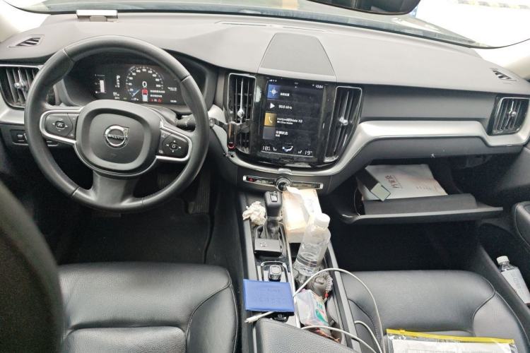 Used Volvo XC60 2018 T5 4x4 Smart Edition Center Console