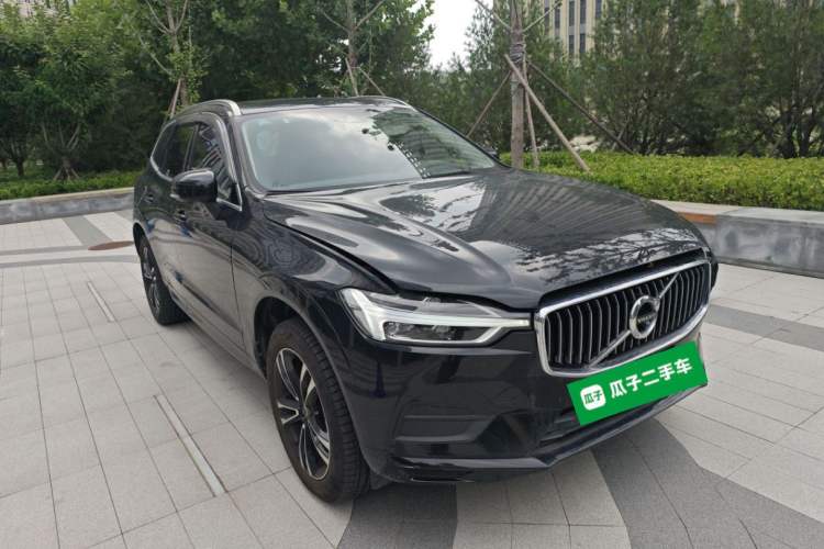 Used Volvo XC60 2018 T5 4x4 Smart Edition Front Right 45 Deg