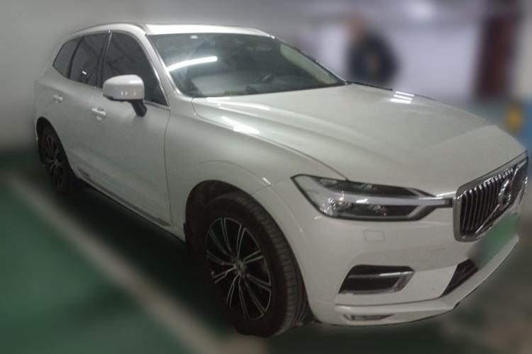 Used Volvo XC60 2018 T5 4x4 Zhiya Luxury Edition Front Right 45 Deg