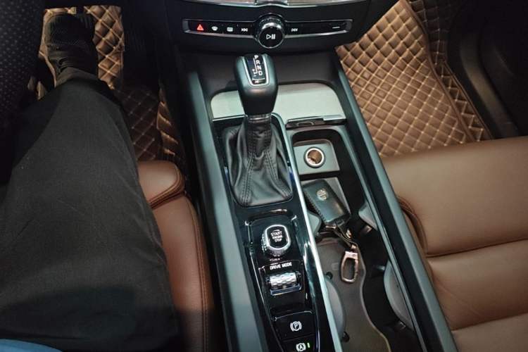 Used Volvo XC60 2018 T5 4x4 Zhiya Luxury Edition Gear Lever