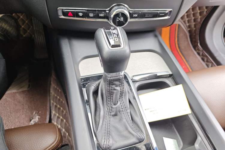 Used Volvo XC60 2018 T5 4x4 Zhiya Luxury Edition Gear Lever