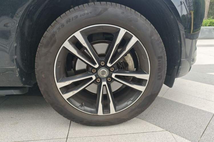 Used Volvo XC60 2018 T5 4x4 Smart Edition Right Front Wheel Hub