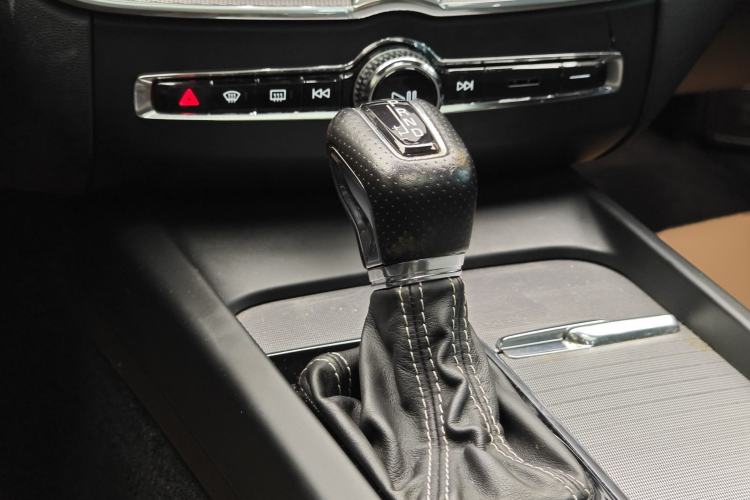 Used Volvo XC60 2018 T5 4x4 Smart & Sporty Edition Gear Lever