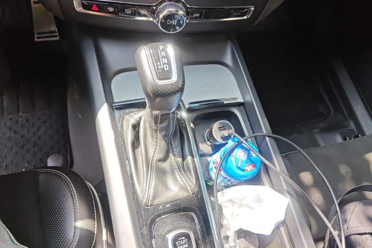 Used Volvo XC60 2018 T5 4x4 Smart & Sporty Edition Gear Lever
