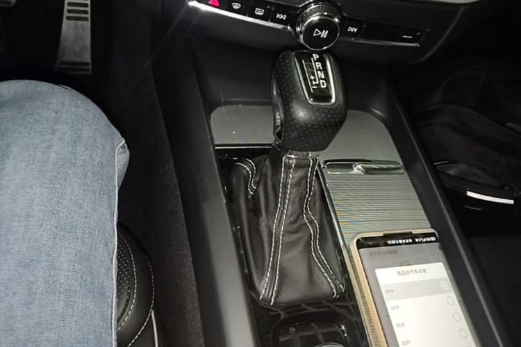 Used Volvo XC60 2018 T5 4x4 Zhiya Sport Edition Gear Lever
