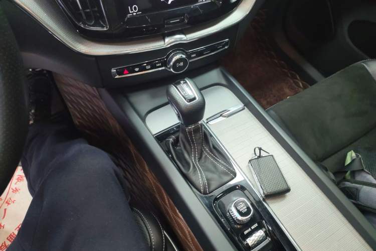 Used Volvo XC60 2018 T5 4x4 Smart & Sporty Edition Gear Lever