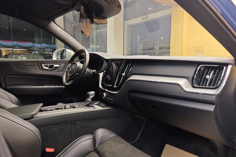 Used Volvo XC60 2018 T5 4x4 Smart & Sporty Edition Interior 12
