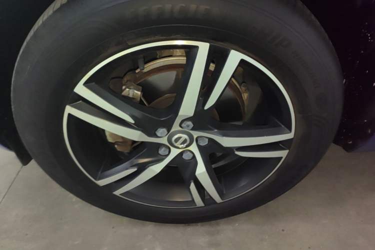 Used Volvo XC60 2018 T5 4x4 Smart & Sporty Edition Left Front Wheel Hub