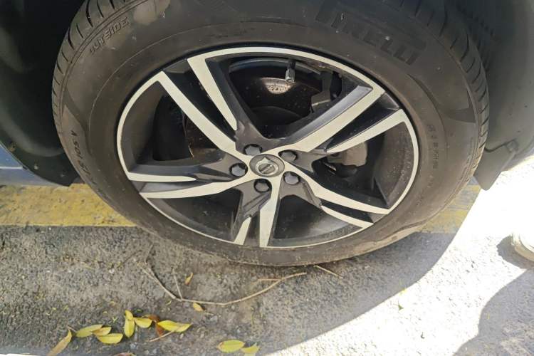 Used Volvo XC60 2018 T5 4x4 Smart & Sporty Edition Right Front Wheel Hub