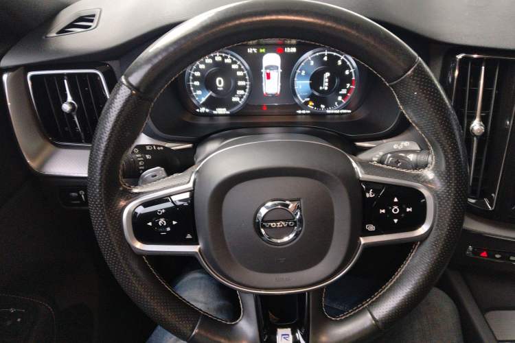 Used Volvo XC60 2018 T5 4x4 Smart & Sporty Edition Steering Wheel