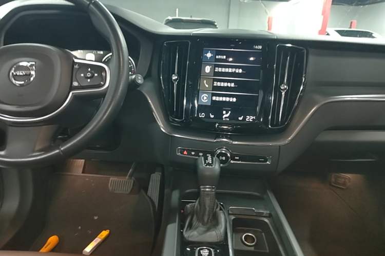 Used Volvo XC60 2018 T5 4x4 Smart Edition Audio And AC Panel